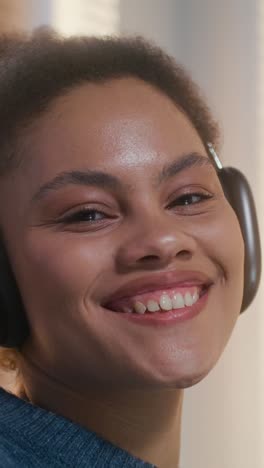 mujer escuchando música