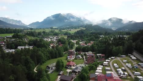 dron de ciudad de montaña europea disparado desde arriba