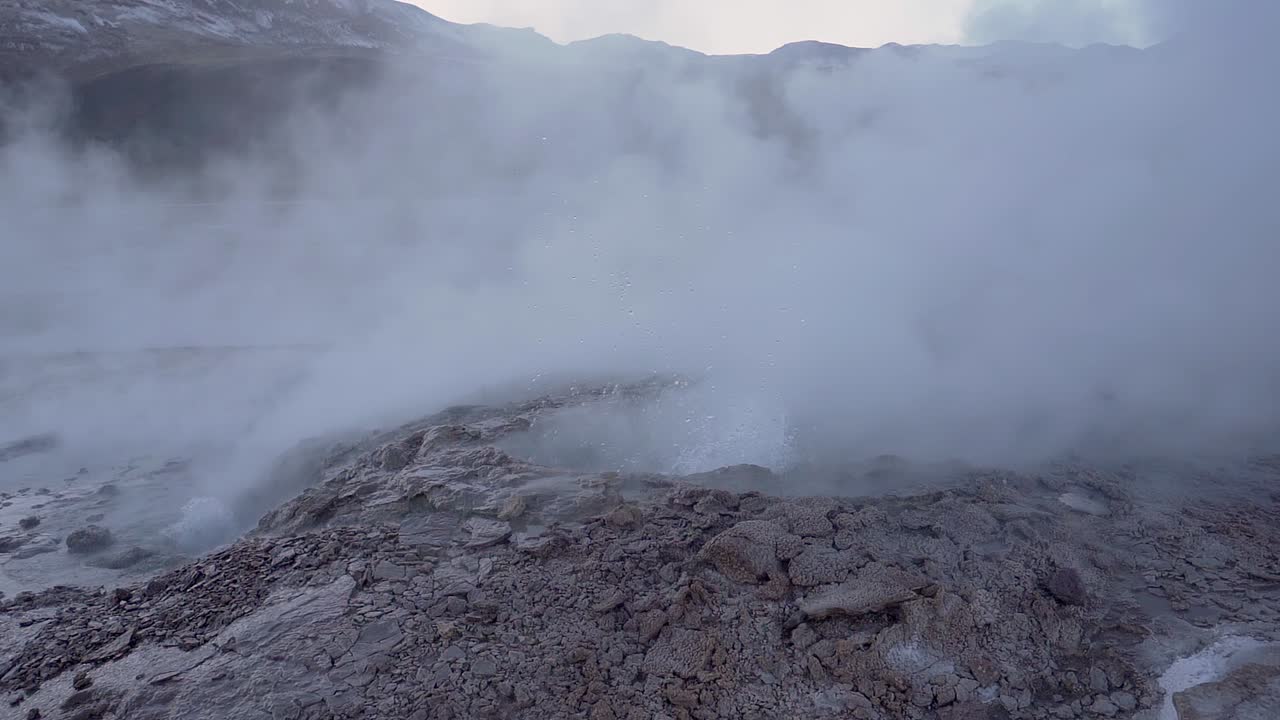 géiseres el tatio en cámara lenta hirviendo y humeando en el desierto de atacama en chile, sudamérica
