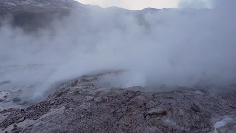 Géiseres-El-Tatio-En-Cámara-Lenta-Hirviendo-Y-Humeando-En-El-Desierto-De-Atacama-En-Chile,-Sudamérica