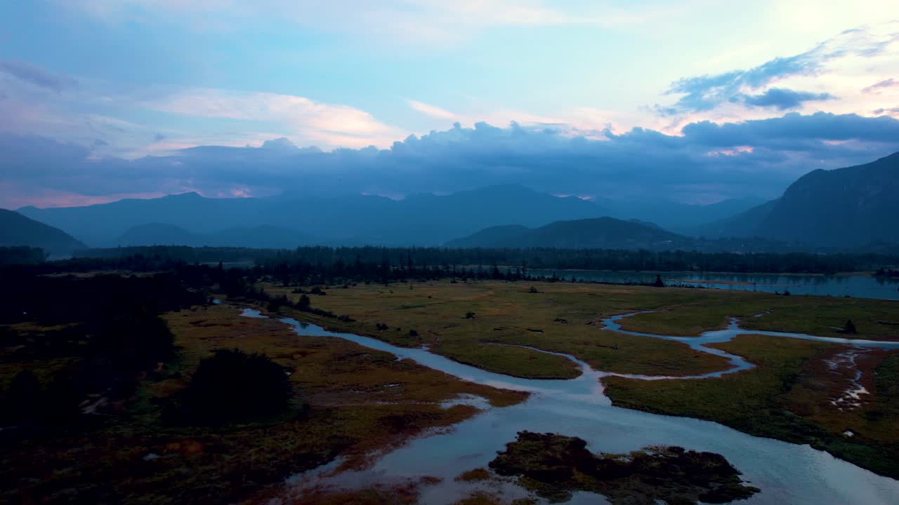 panorámica aérea del estuario del área de conservación restringida de squamish spit en un paisaje escénico natural no contaminado durante la hora azul