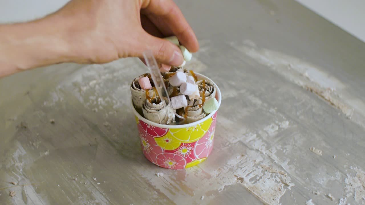 helado enrollado con malvaviscos y caramelo