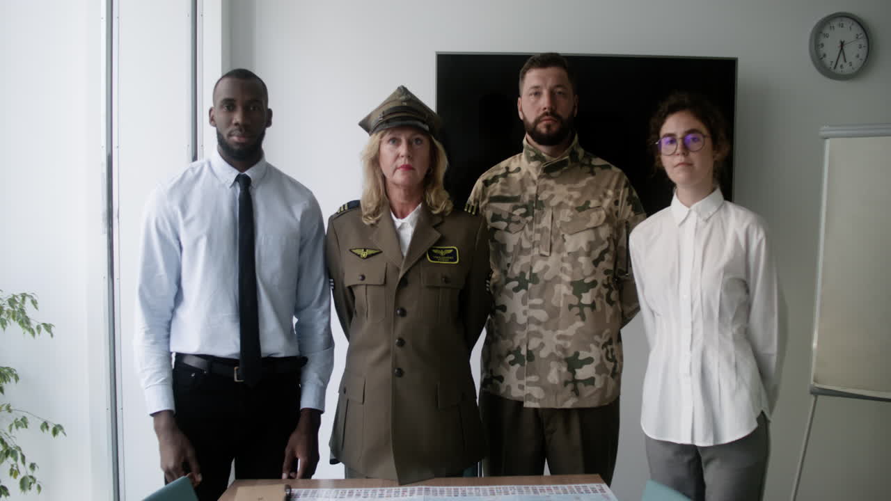 люди позируют в комнате