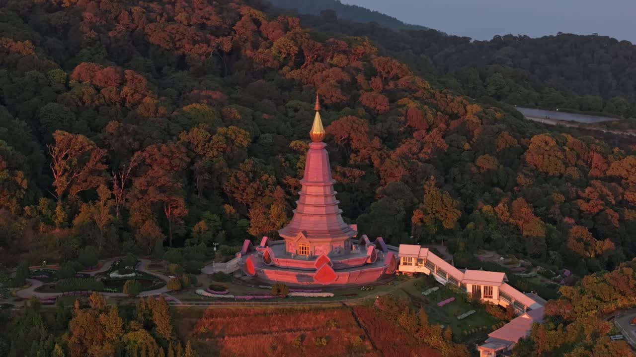 Chiều tối buông xuống những di tích hoàng gia trên đỉnh đồi Chiang Mai, Thái Lan