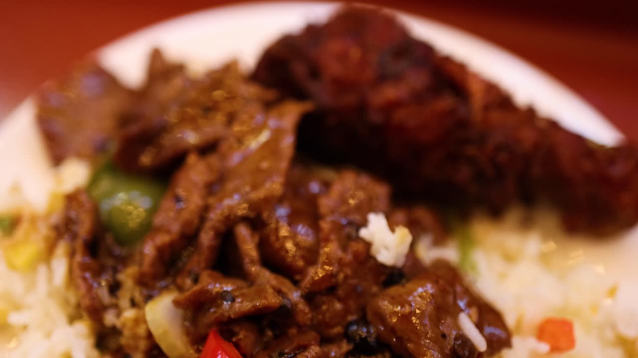 delicioso arroz frito con carne y verduras