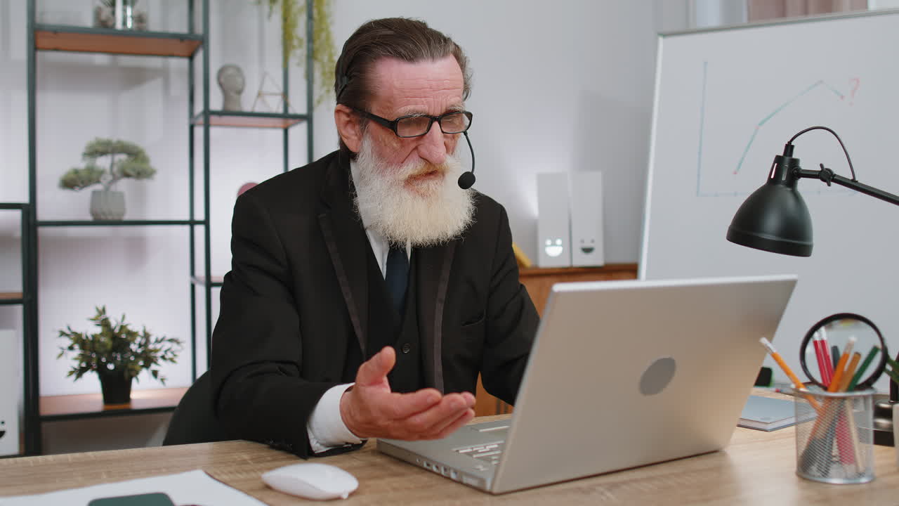 hombre de negocios trabajando en una computadora portátil con auriculares, centro de llamadas, operador de servicio de apoyo, línea de ayuda de la oficina