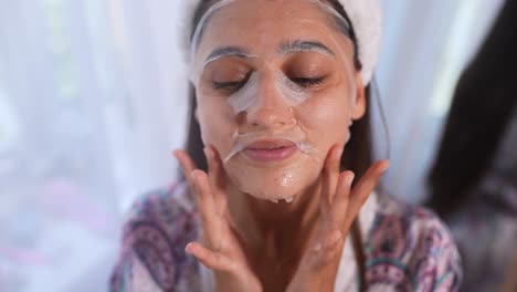 mujer aplicando una máscara facial