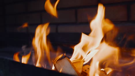 el fuego está ardiendo en la chimenea. hogar de hogar. calor y comodidad del hogar. llamas cocinando de una casa de campo