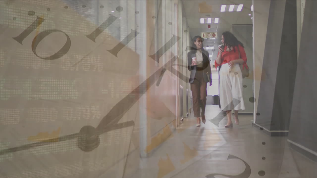 animación de reloj en movimiento sobre diversas mujeres de negocios caminando