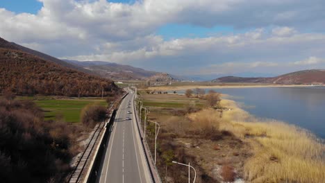 paisaje del lago, camino panorámico a través de la costa y colinas en un día nublado en albania