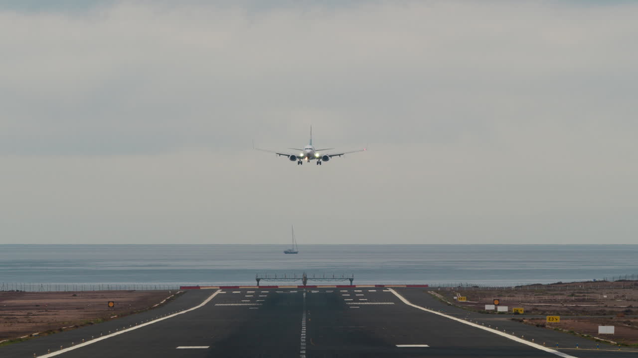 el avión vuela al aeropuerto