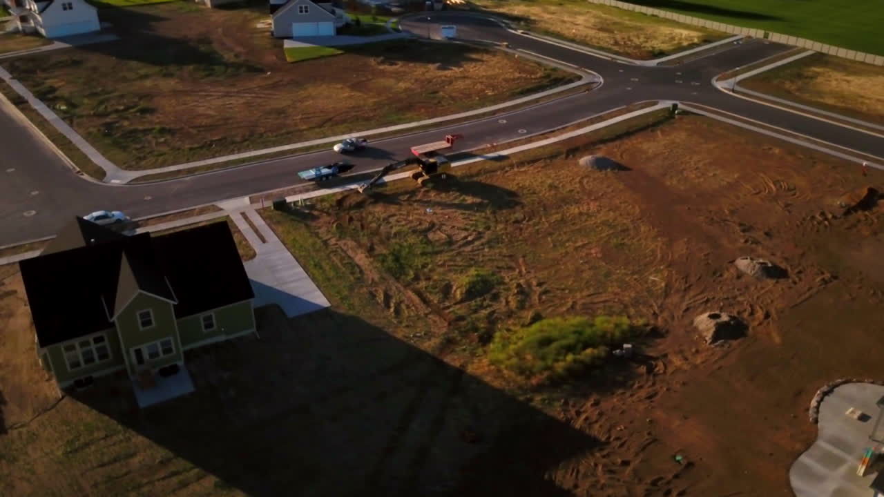 un dron disparó girando alrededor de un lote vacío que espera ser desenterrado para comenzar a construir un nuevo hogar