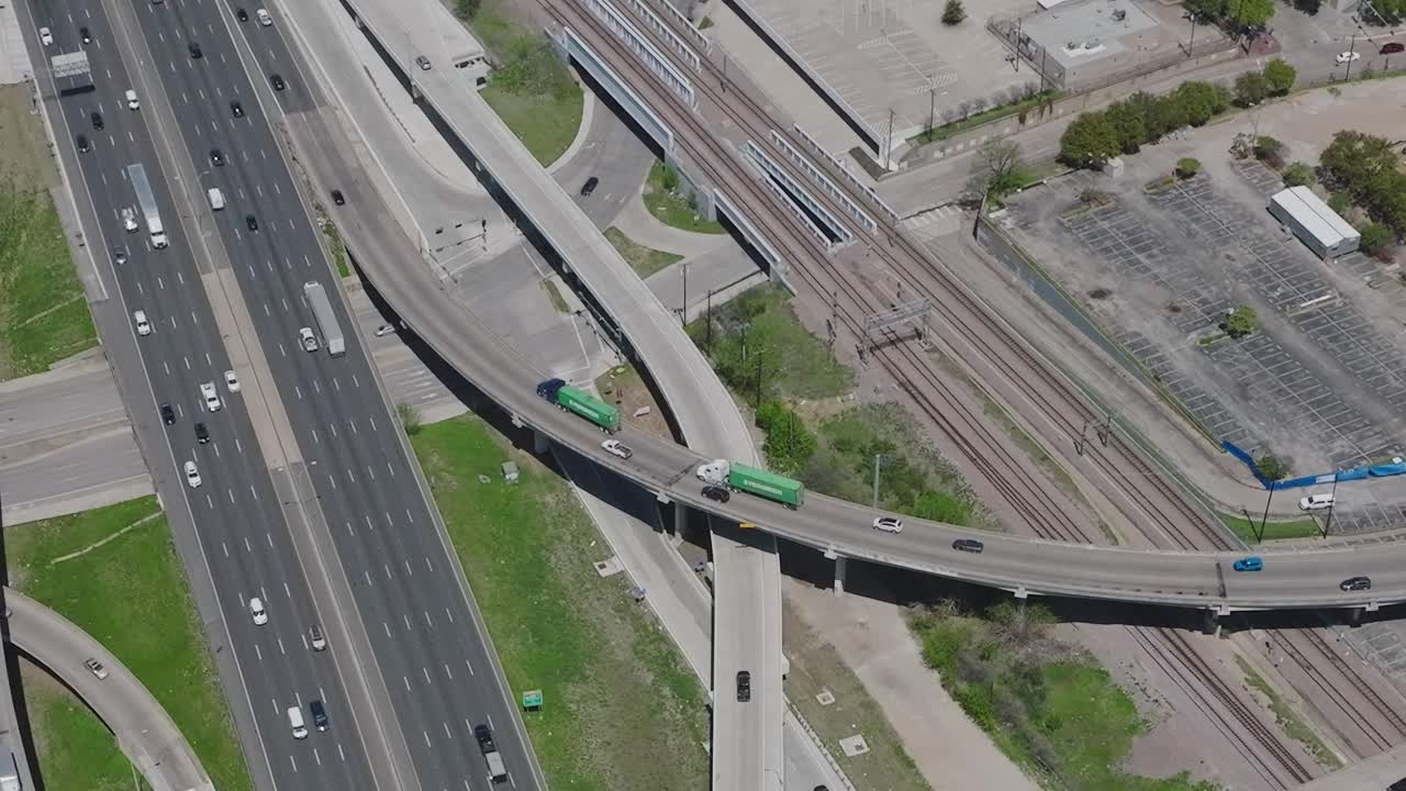 Vista aérea do centro de Dallas mostrando rodovias e o layout urbano
