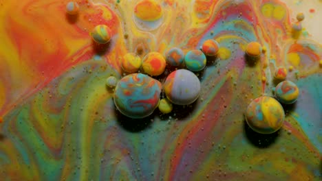 coloridas burbujas brillantes aceite hermosa pintura universo color movimiento multicolorido. pintura acrílica. universo espacial, física cuántica. fantástica superficie hipnótica. reacción química de metamorfosis.