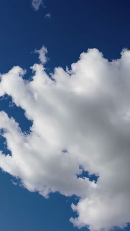 cielo azul con nubes blancas y esponjosas