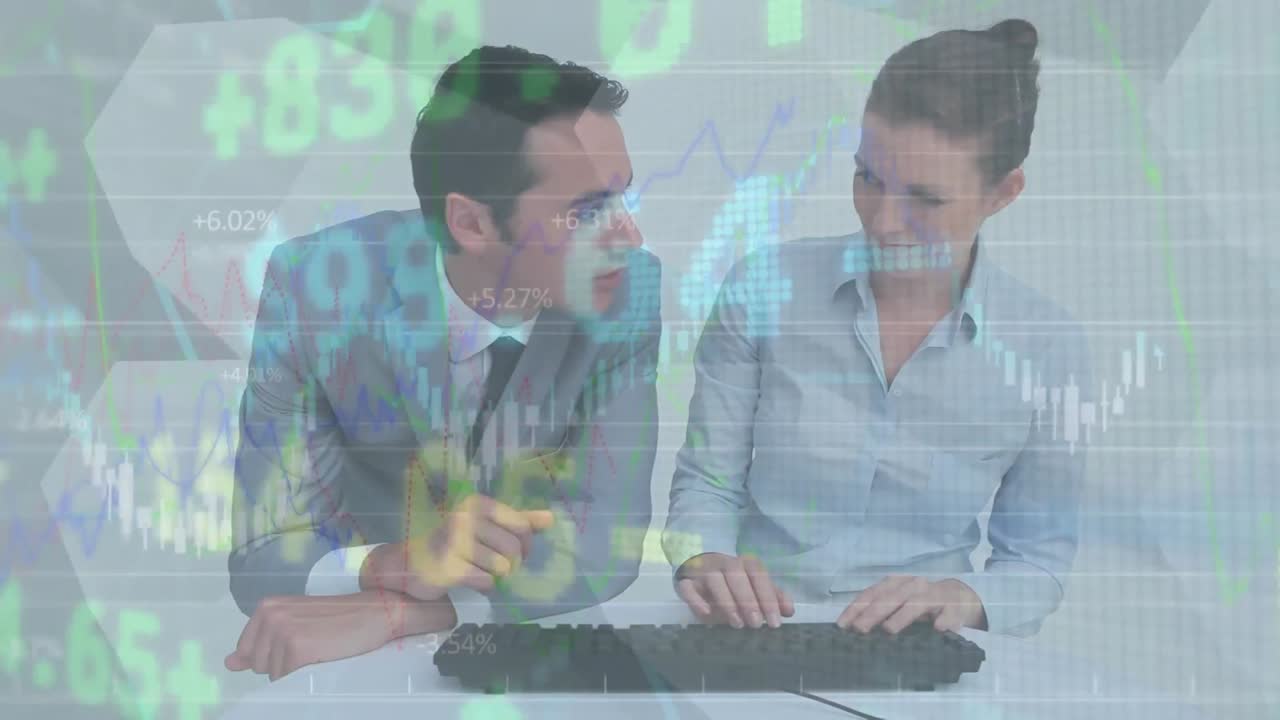 animación del procesamiento de datos del mercado de valores en diversos hombres y mujeres de negocios que utilizan computadora.