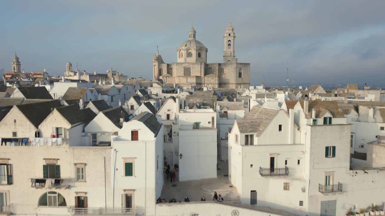 드론이 천천히 올라가고 카메라는 산 조르지오 마르티레 사원이 우세한 중세 마을 로코로톤도를 보여줍니다.