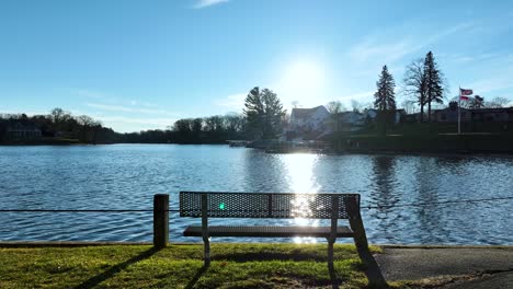 Lentamente-Retirándose-De-Un-Banco-En-La-Orilla-Del-Lago-Mona