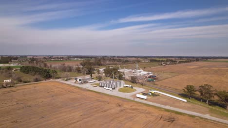 Ländliche-Fabrik-Und-Silos-Stehen-In-Weitläufigen-Offenen-Feldern