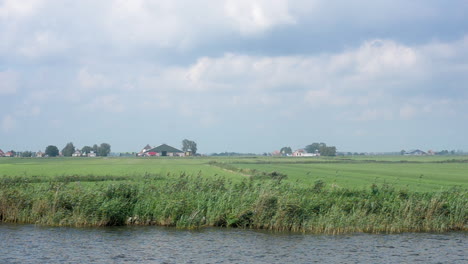 Tierra-De-Granja-Lechera-Holandesa,-Tiro-De-Seguimiento