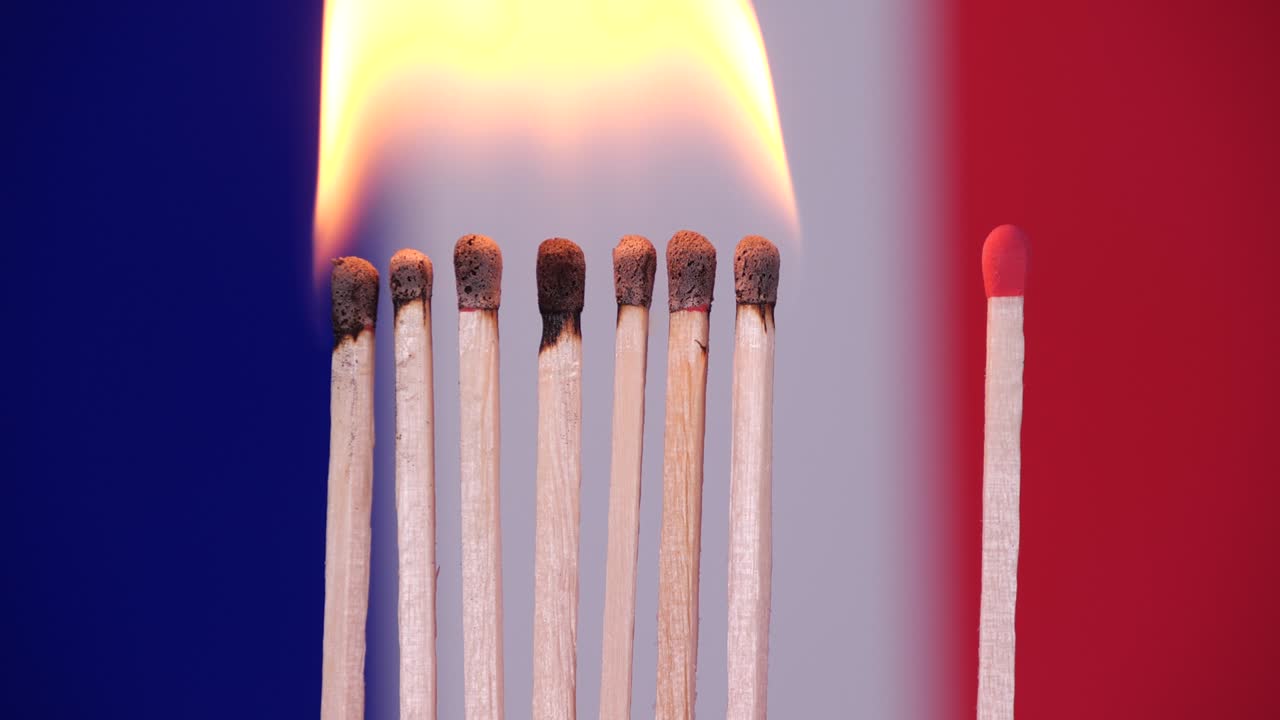 코로나바이러스 확산, 프랑스에서 사회적 거리 두기: 개념: 전염병 확산, 도미노 효과, 코로나19, 고립된 불타는 매치, 바이러스 확산을 멈추기, 격리, 봉쇄