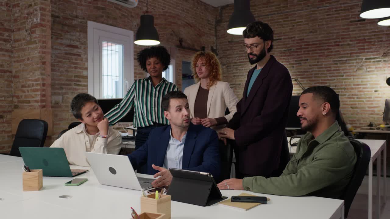 equipo diverso colaborando en una oficina moderna