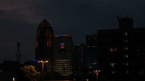 Downtown-Des-Moines,-Iowa-at-sunset-with-timelapse-video