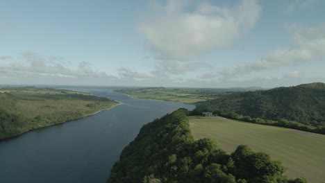 Vista-Aérea-Del-Lago-Lough-Derravaragh-Y-Colinas-Verdes-Durante-El-Día-En-Westmeath,-Irlanda