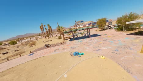 Fpv-Drone-Shot-De-Fly-by-Y-Un-Primer-Plano-De-Edificios-Con-Graffiti