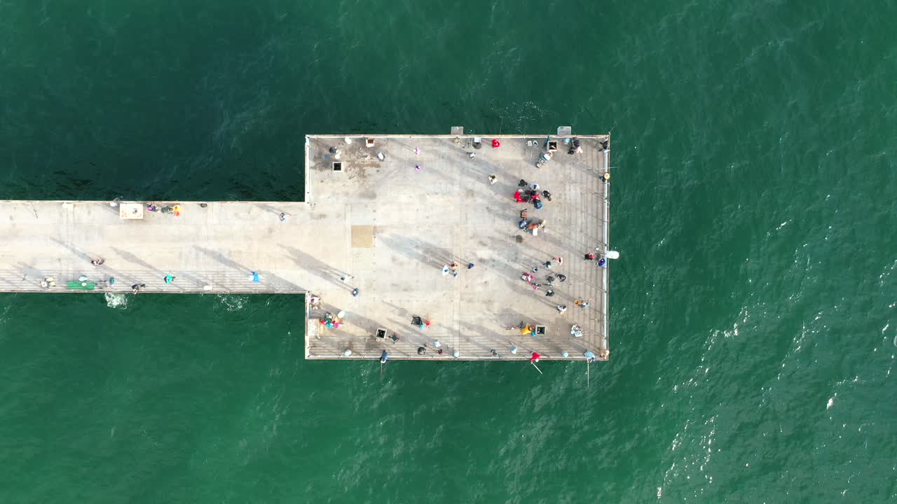 turistas en el muelle de la hermosa playa con vistas al océano pacífico en el sur de california, ee.uu.
