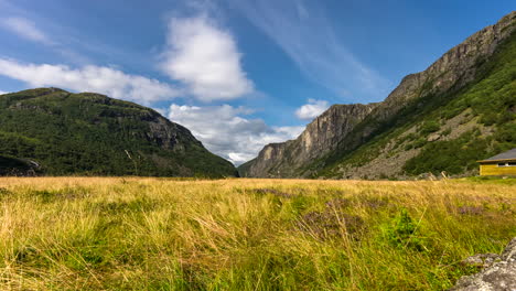 Zeitraffer-Auf-Dem-Land-Im-Viglesdal-Tal,-Norwegen,-Gras--Und-Wolkenbewegung