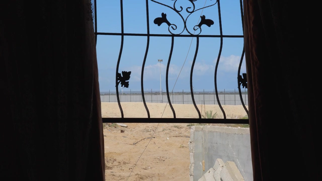 Finestre di case con inferriate nella città di Rafah, Palestina