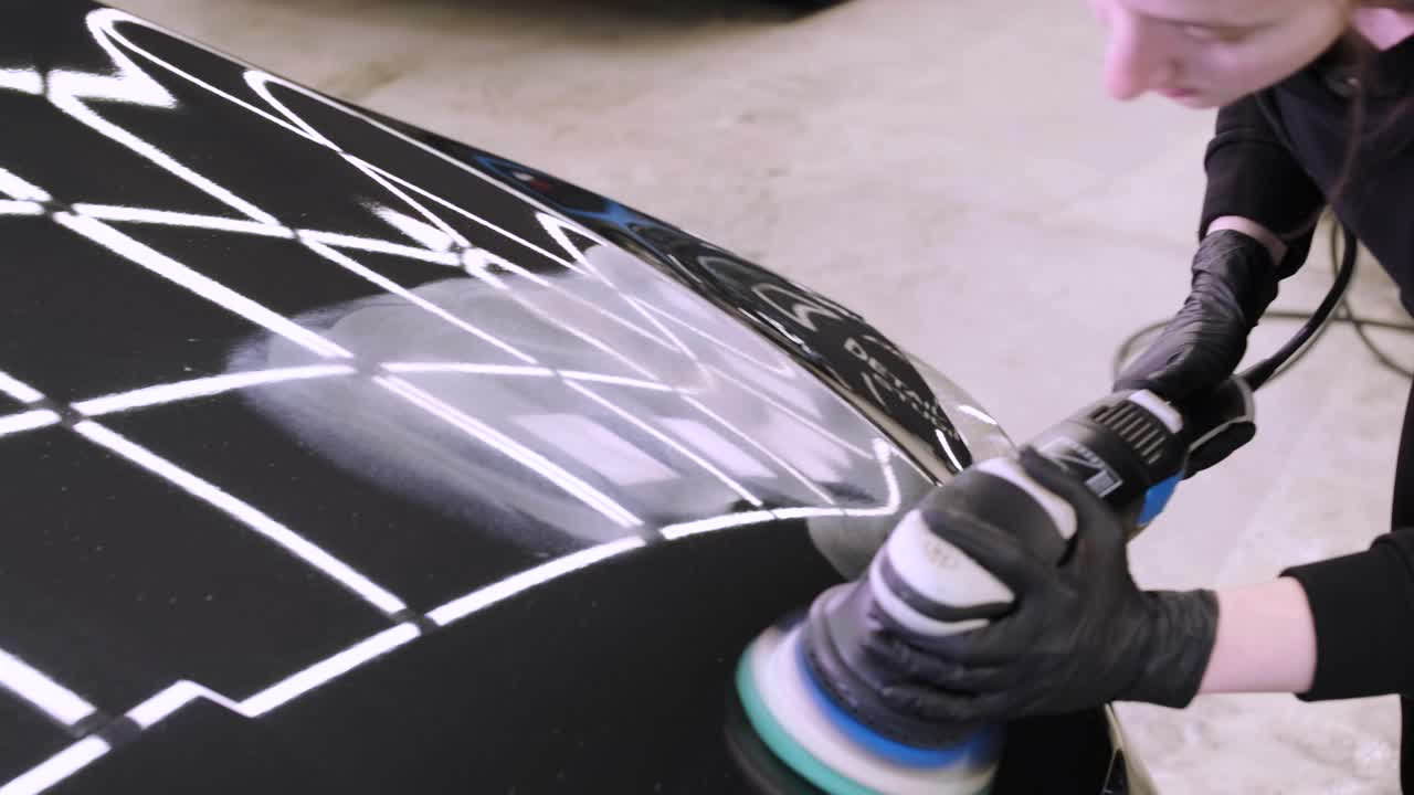 페인트 복원을 위해 기계와 폴리셔를 사용하는 전문 자동차 디테일링.