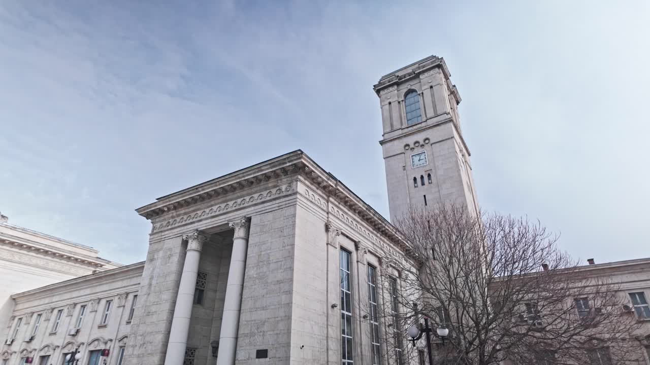 루세 철도역 국경 검문소 외관, 스탈린주의 양식의 정면과 시계탑