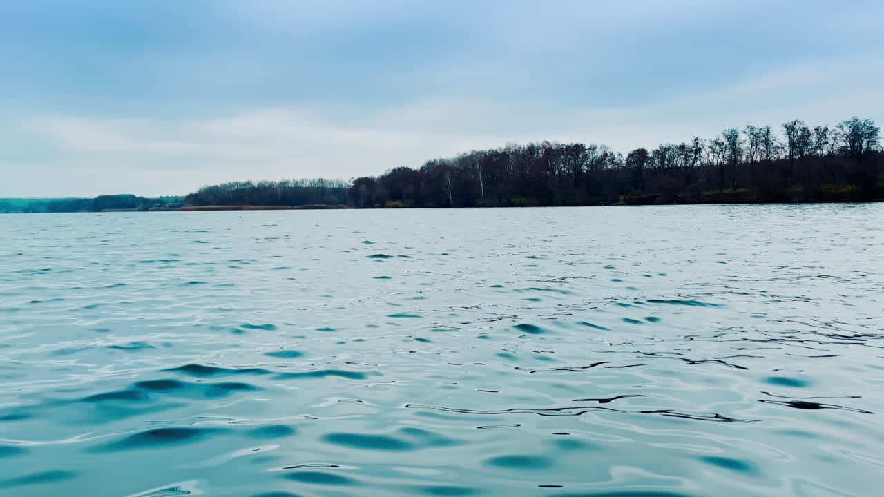 vista serena de la orilla del lago