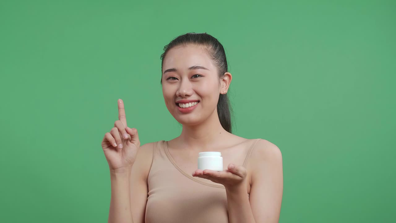 피부 관리 크림 항아리를 들고 있는 여자