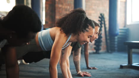 Gente-De-Gimnasio,-Flexiones-Y-Clase-Haciendo-Ejercicio