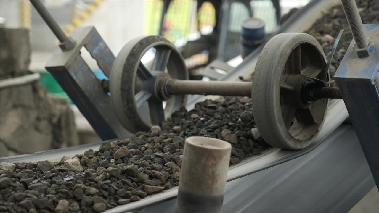 transportador de cinta, elevador frío y tolva para suministrar agregado frío desde el contenedor frío