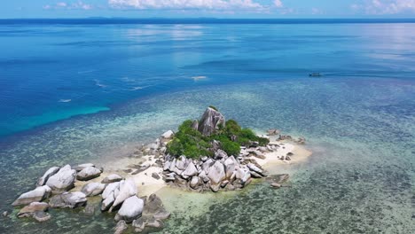 antena de isla remota en aguas tropicales con playa rocosa en belitung indonesia