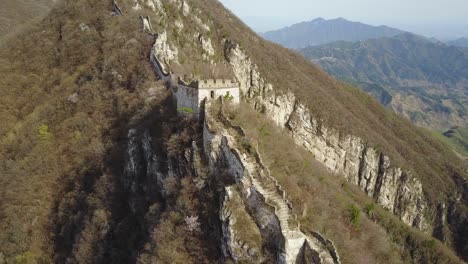 Eine-Einsame-Frau-Erkundet-Den-Abgelegenen,-Wilden-Herbstabschnitt-Der-Chinesischen-Mauer