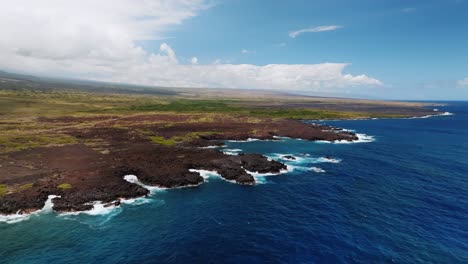 vista del océano sereno y la costa rocosa de lava negra en la isla grande de hawaii