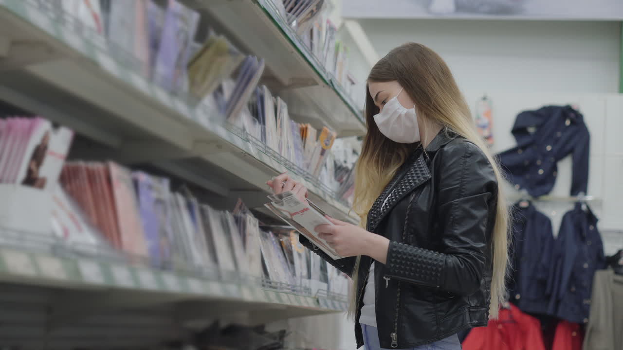 una mujer comprando medias en una tienda con una máscara.
