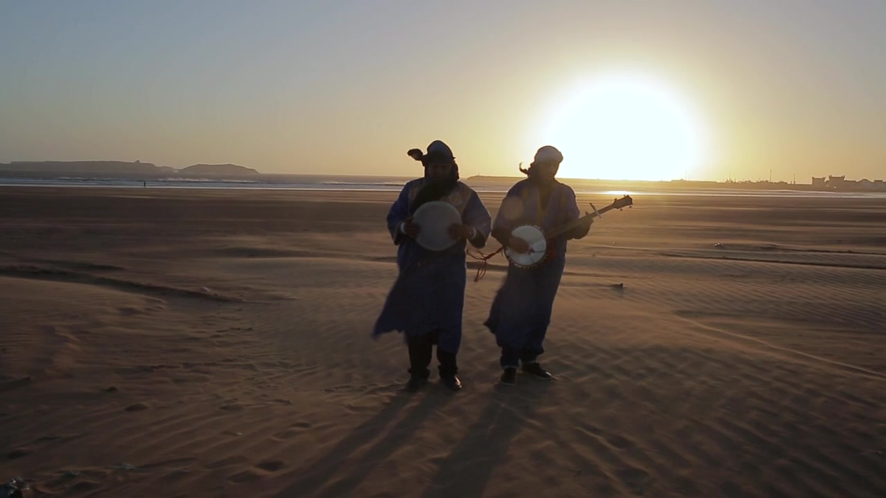Due musicisti marocchini nel mezzo di una tempesta.
