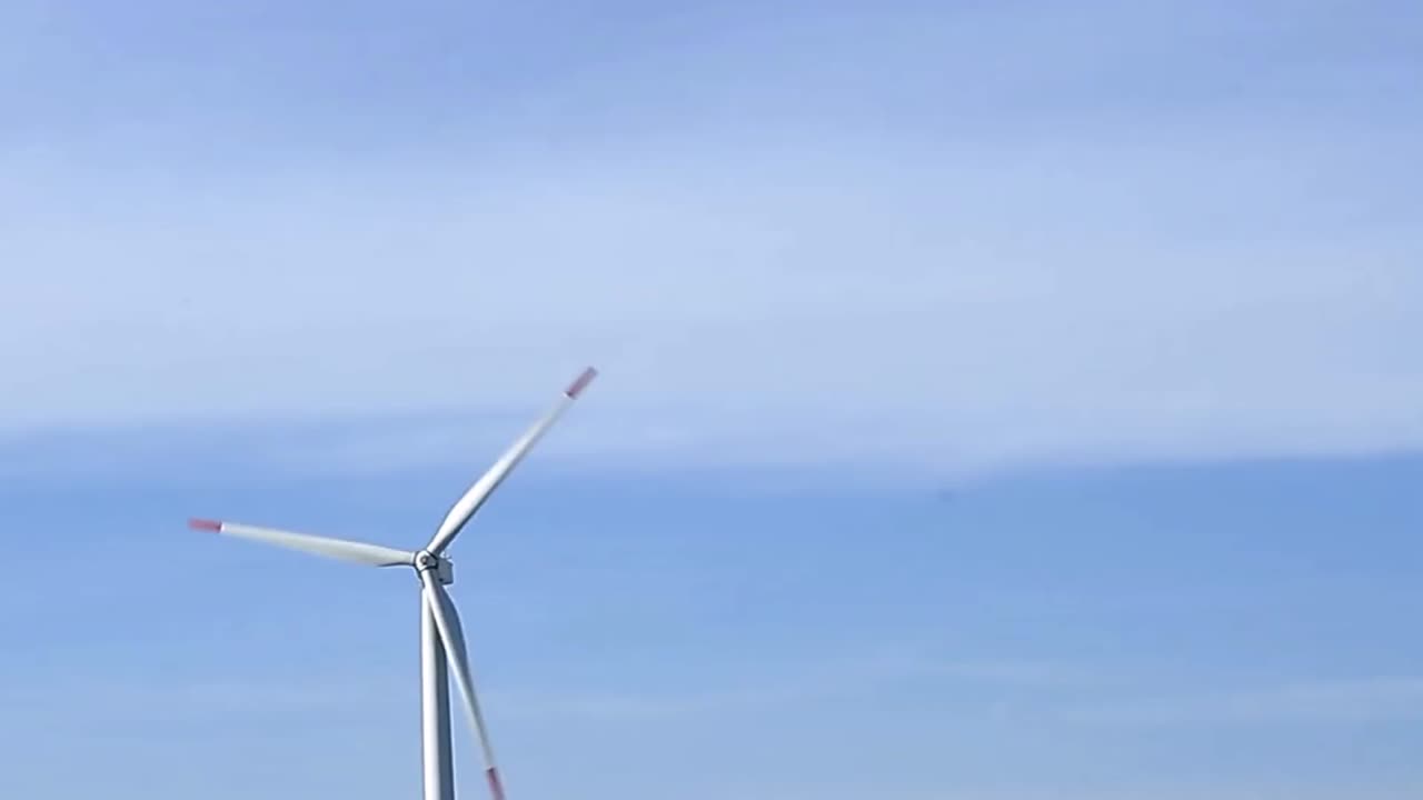 사람이 없는 푸른 하늘이 있는 풍력 터빈 농장 스톡 비디오