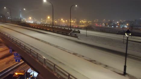 grupo de camiones de arado de nieve que eliminan la nieve y el hielo de la carretera canadiense