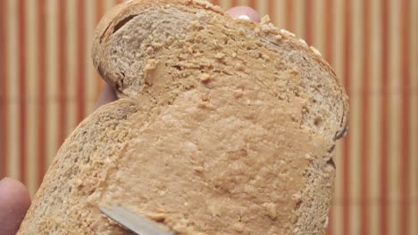 mantequilla de maní en pan de trigo entero