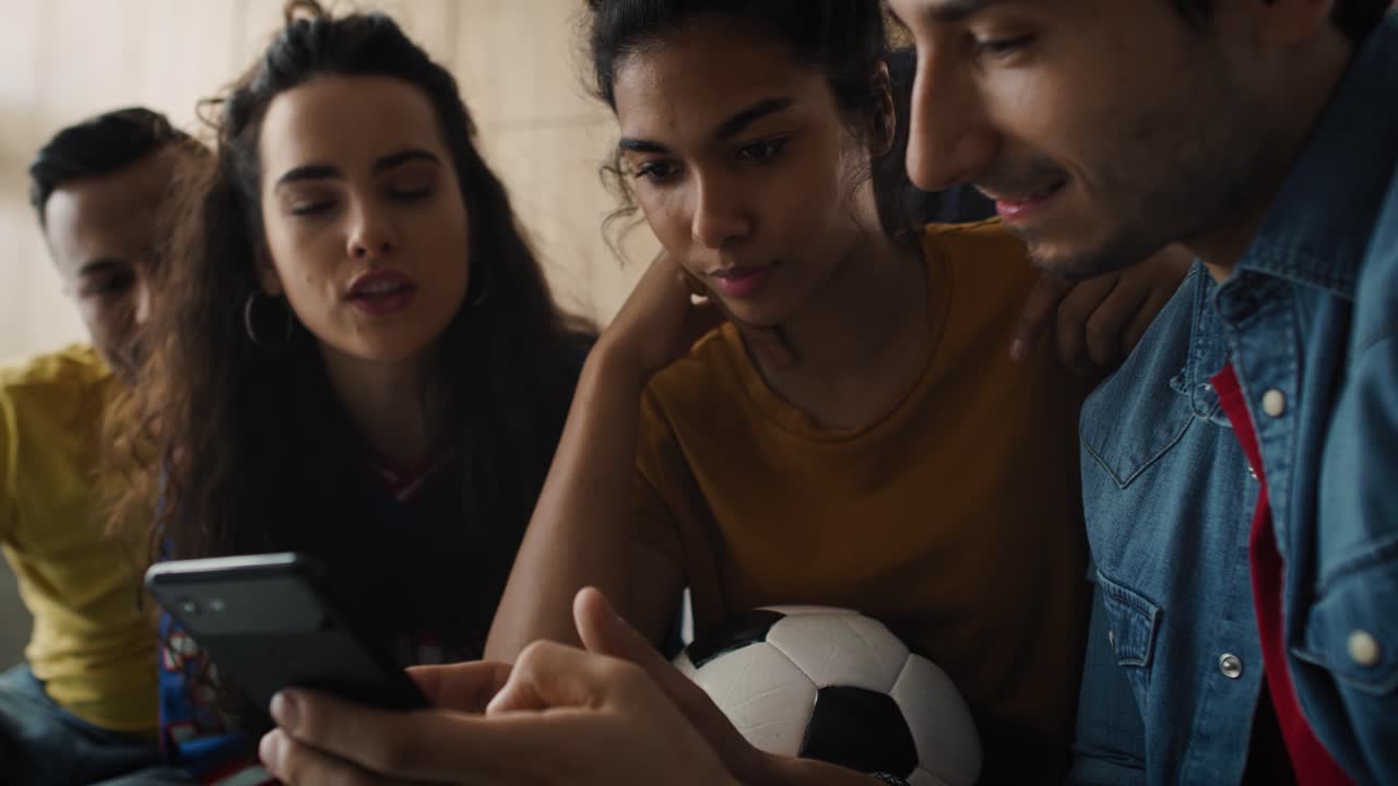 hombre africano escuchando música y bailando en un estudio