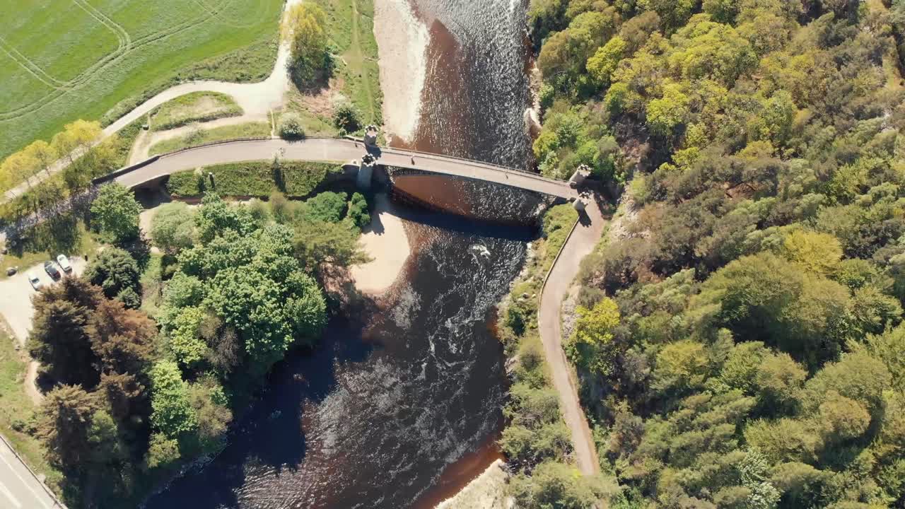 un puente craigellachie de hierro fundido catalogado en el río spey cerca del pueblo de aberlour en moray