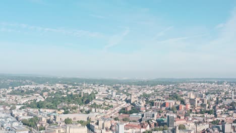 Dolly-Forward-Drohne-Schoss-über-Die-Altstadt-Von-Central-Bristol-Redland-Clifton