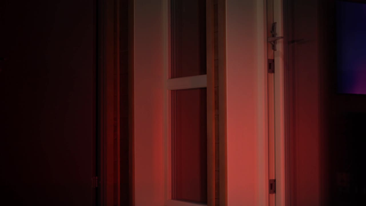 범죄 현장에서 아파트 창문에 는 경찰차의 빨간색과 파란색 불빛